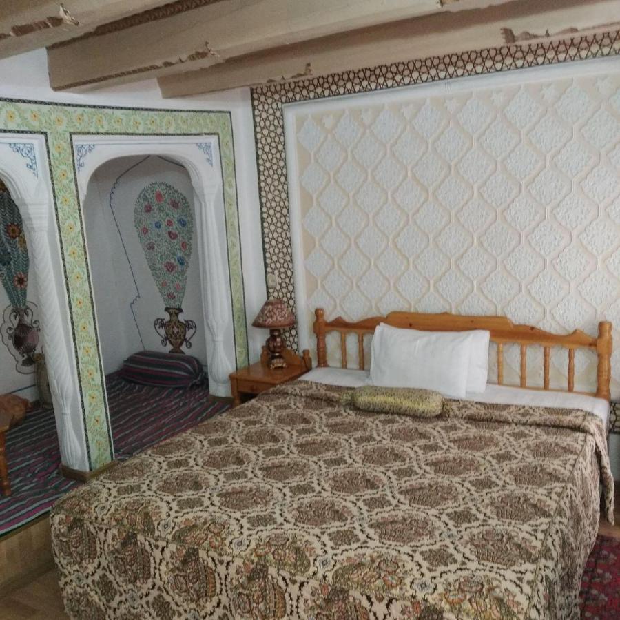 Sasha & Son Hotel Bukhara Bagian luar foto